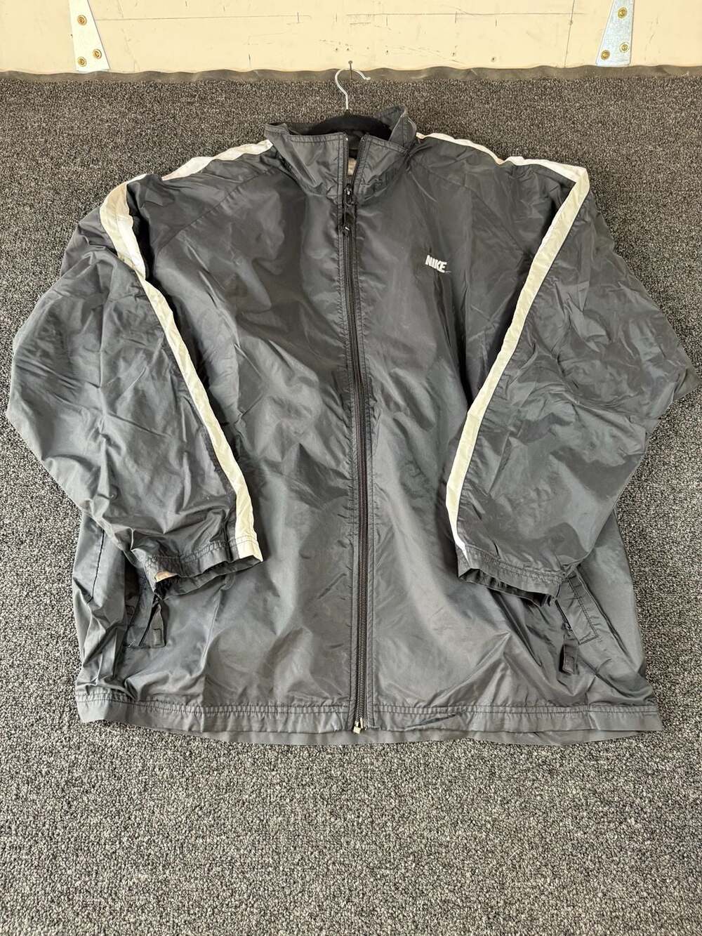 Vintage Nike Y2K Grey and White Striped Lined Windbreaker Jacket Mens XL